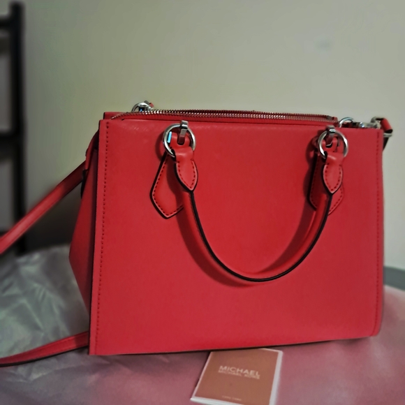 Michael Kors Pink Purse - Picture 5 of 8